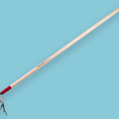 Rozenhark FISKARS CLASSIC, geharde tanden, met gelakte essen steel