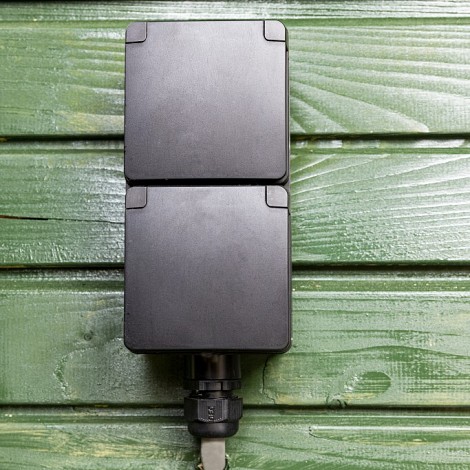 Spuitwaterdichte opbouwwandcontacdoos 16 A/250  Vac met randaarde, kind  Zwart