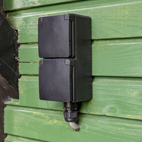 Spuitwaterdichte opbouwwandcontacdoos 16 A/250  Vac met randaarde, kind  Zwart
