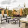 Terras met grijze tegels en tuinset