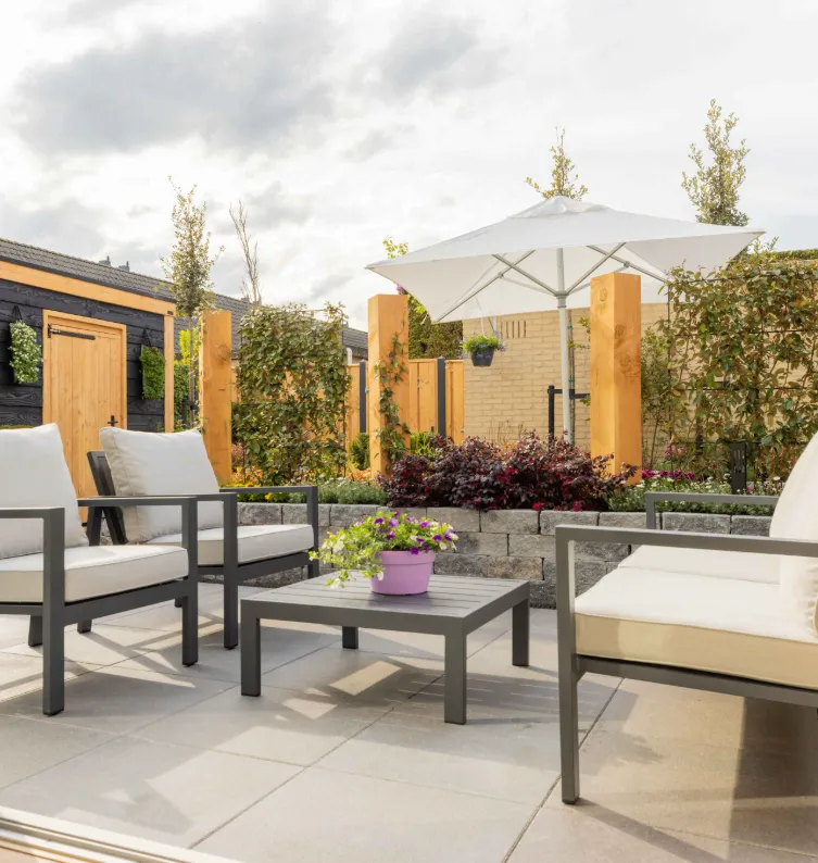Terras met grijze tegels en tuinset