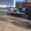 Een terras met wildverband bestrating