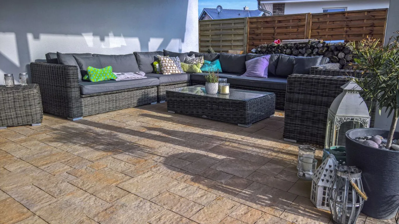 Een terras met wildverband bestrating