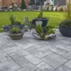 Betontegel in wildverband tuin