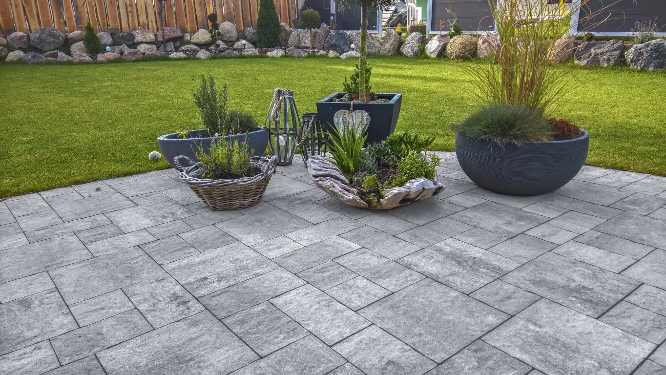 Betontegel in wildverband tuin