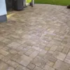 Betontegels in wildverband tuin