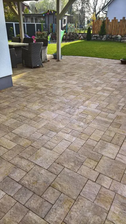 Betontegels in wildverband tuin