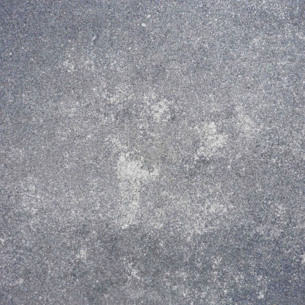 Tuintegel of betontegel Terratops 60x60x4,7 Grijs/Zwart in strak verband gelegd