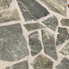 grijze flagstones met donkergrijze voeg
