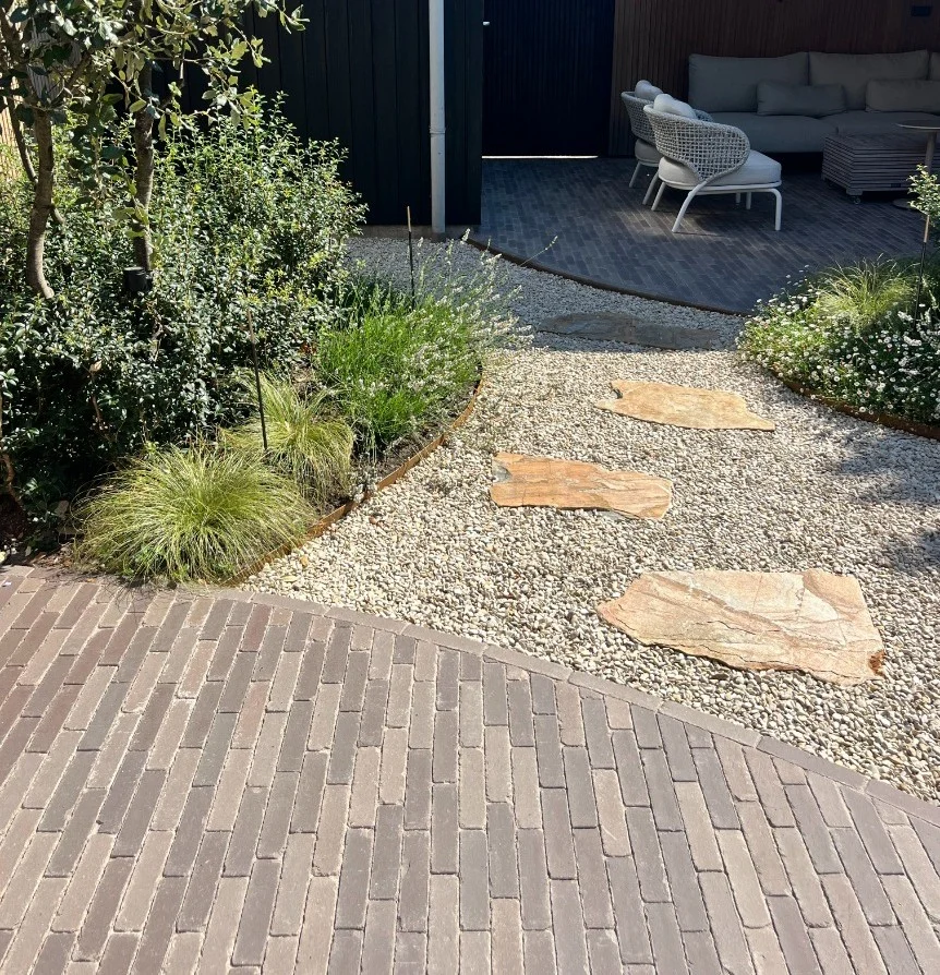 Grind en natuursteen in een Japandi tuin1